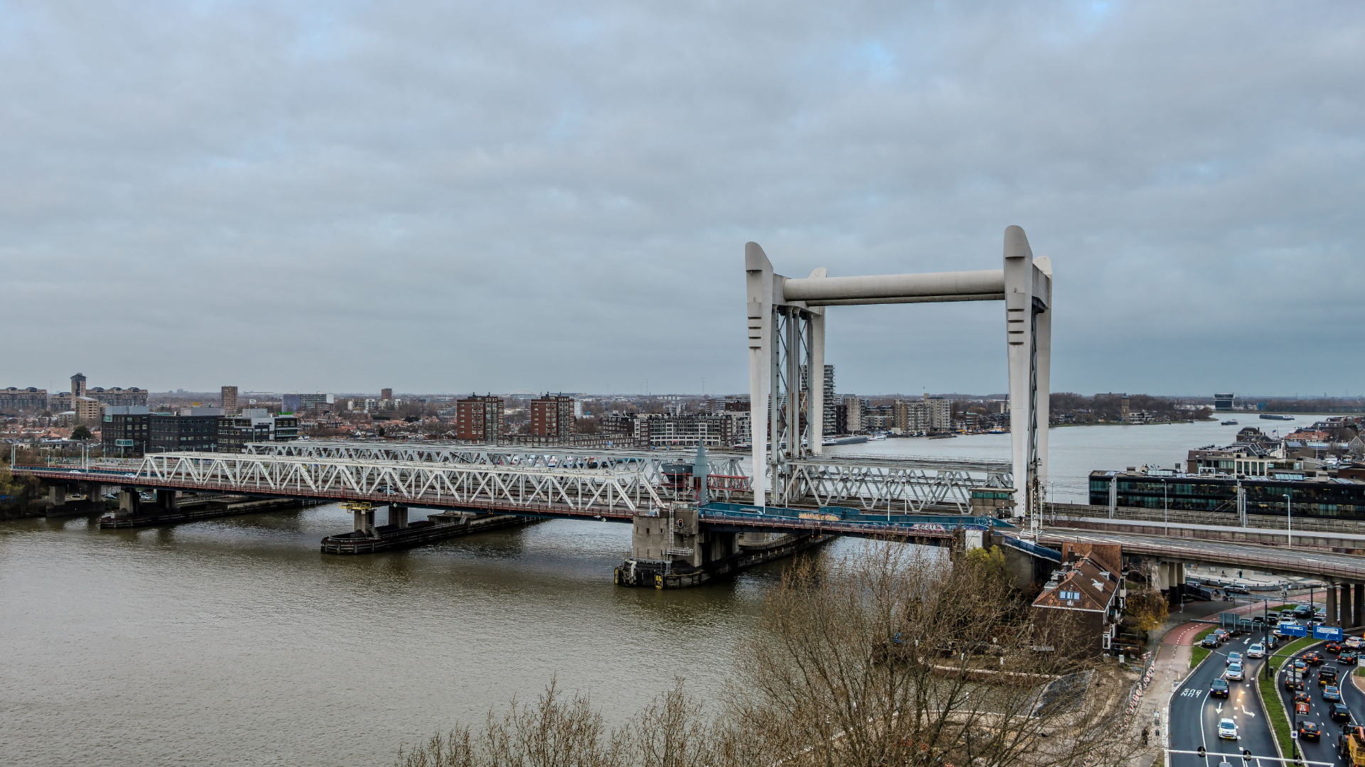 De Zwijndrechtsebrug moet over een paar jaar onderhoud krijgen. Tot die tijd mag zwaarder verkeer er binnenkort niet meer overheen rijden.