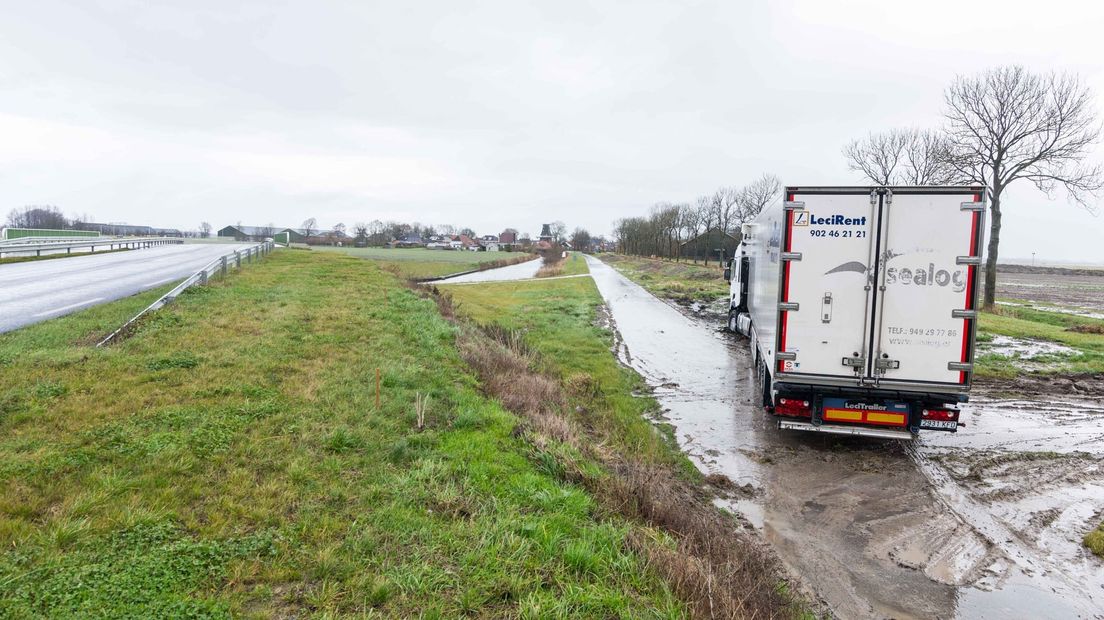Een Spaanse vrachtwagen reed zich er zelfs klem in de modder
