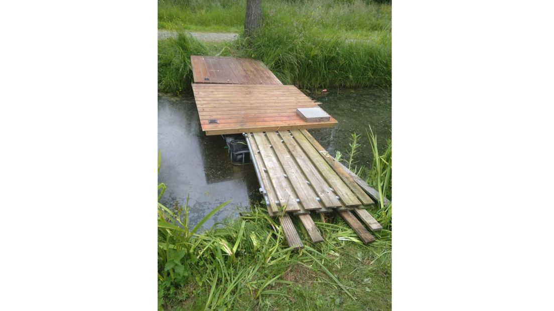 Met deze zelfgemaakte brug kwamen de dieven het complex op.