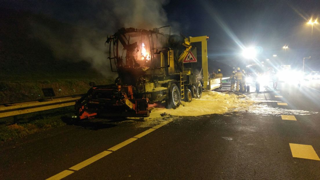 Op de A12 bij Wageningen is donderdagmorgen flinke vertraging ontstaan vanwege een brandende vrachtwagen.