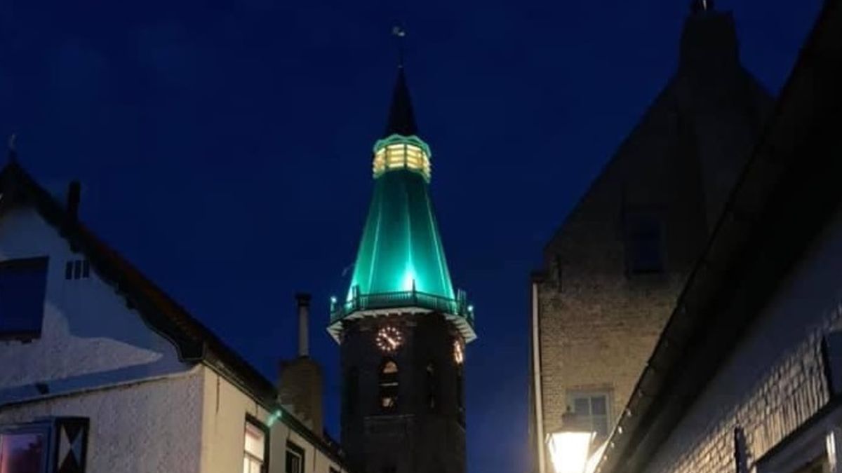 Ludieke grap zorgt ervoor dat de kerk in Groede 's avonds groen kleurt