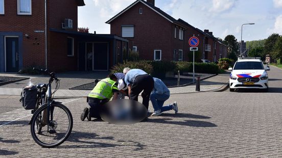 Fietsers raken met elkaar in de knoop, vrouw naar ziekenhuis Home