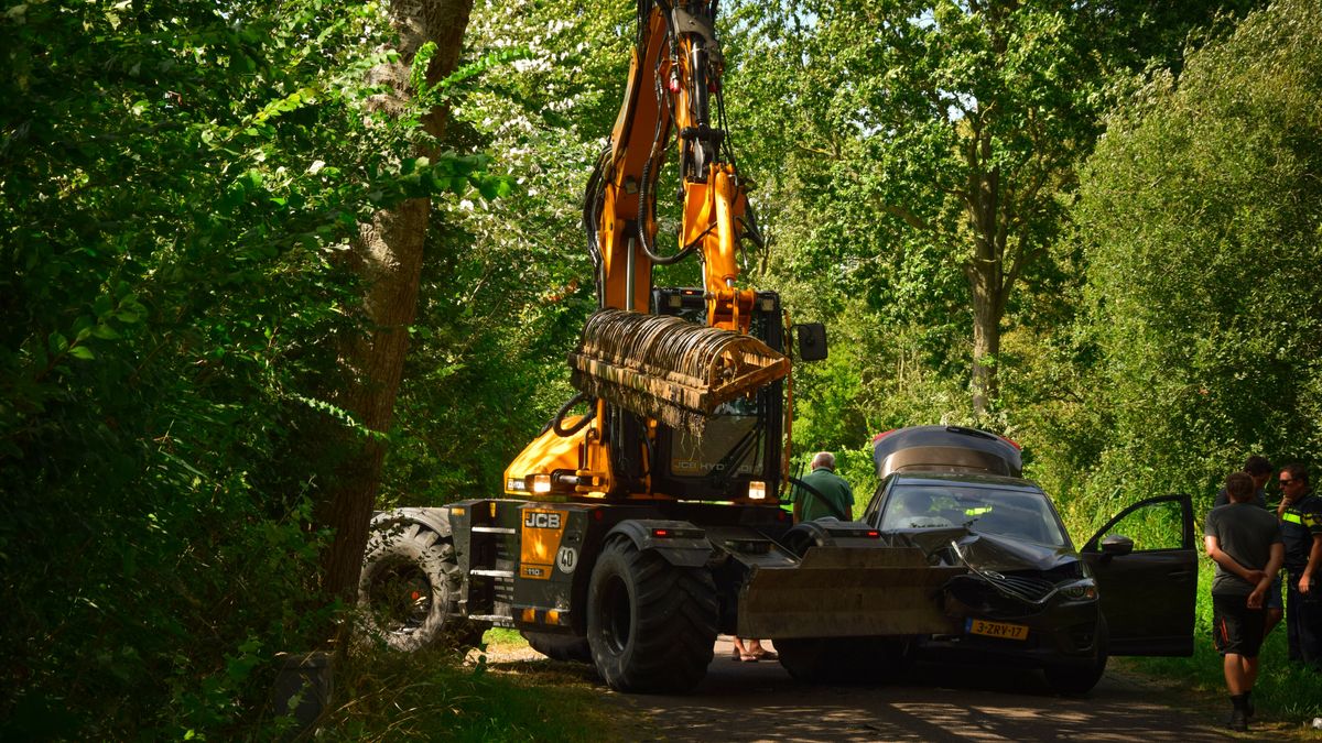 Auto zwaar beschadigd na botsing met landbouwvoertuig