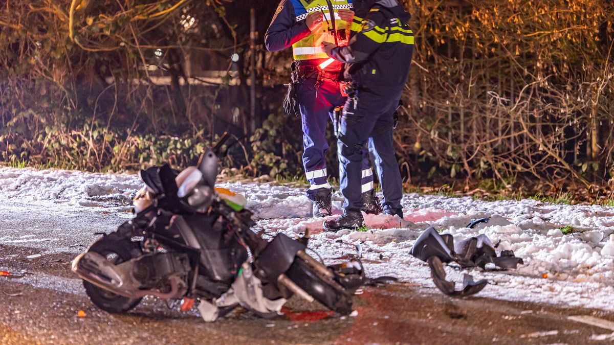 Bestuurder van bromfiets ernstig gewond na botsing met trekker bij De Westereen