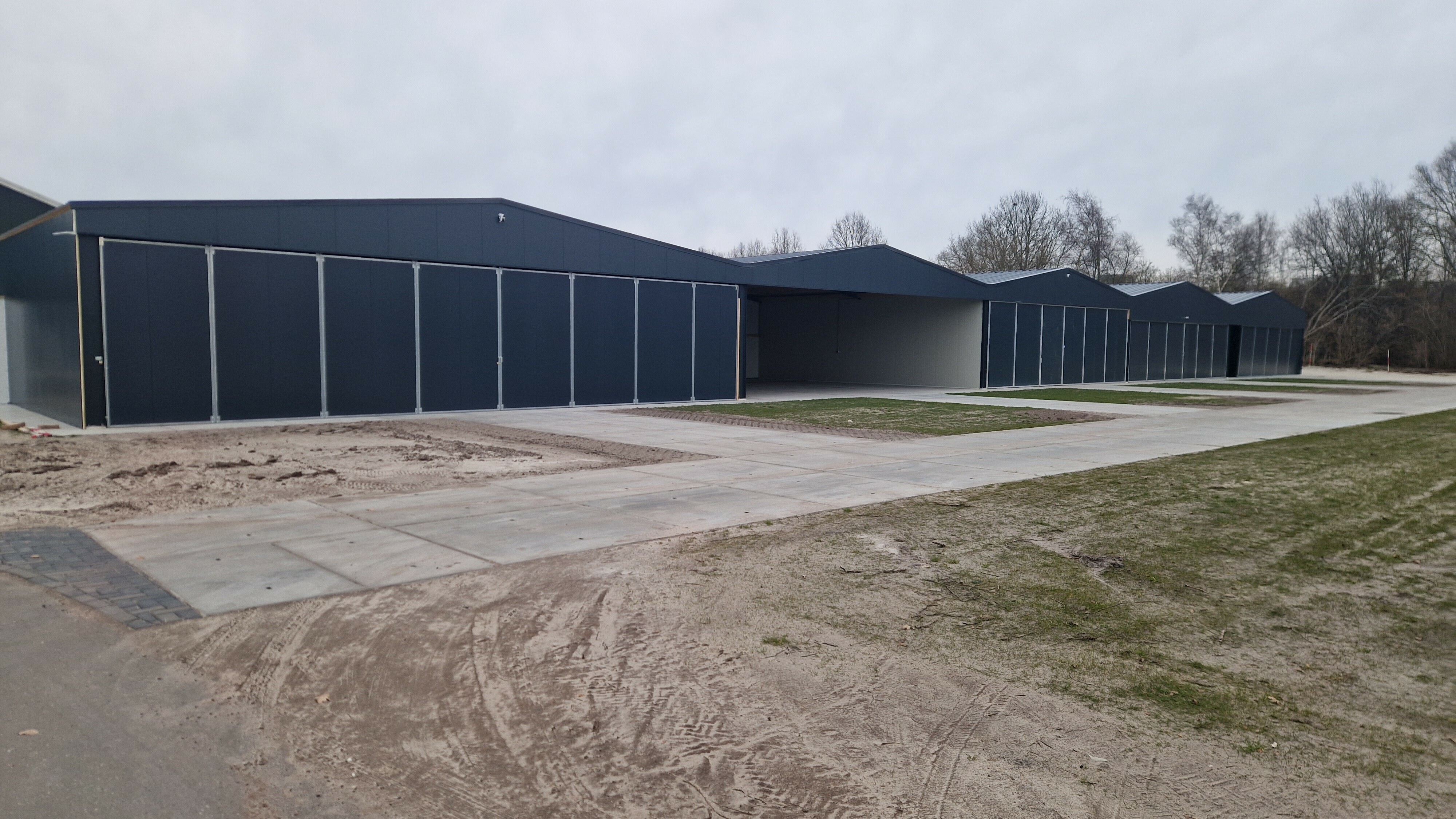 Vliegveld Hoogeveen breidt uit met 16 hangars: 'Voor de zomer moet alles er staan'