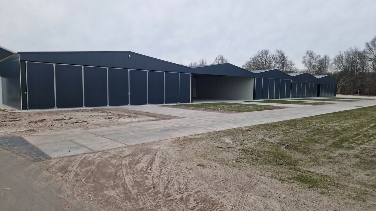 Vliegveld Hoogeveen breidt uit met 16 hangars: 'Voor de zomer moet alles er staan'