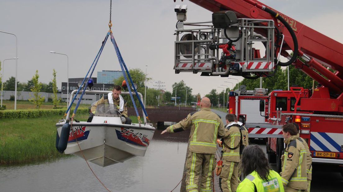 De boot moest met een hoogwerker het water in (Rechten: Van Oost Media)