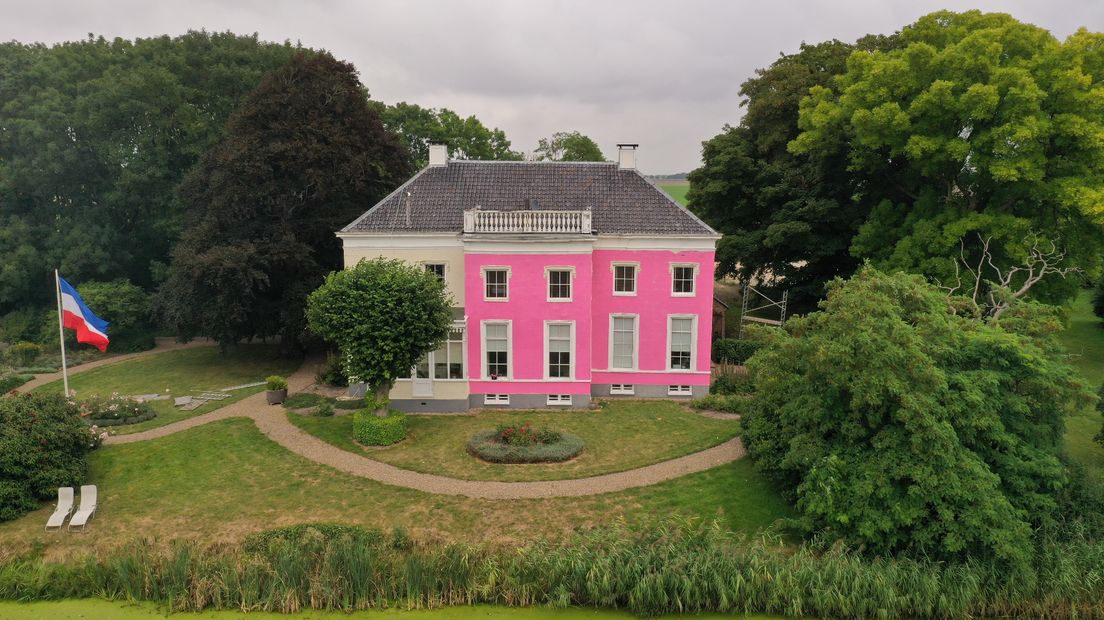 De roze geschilderde monumentale boerderij in Drieborg.