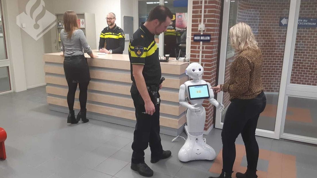 Politierobot Pepper in het politiebureau in Hoogezand