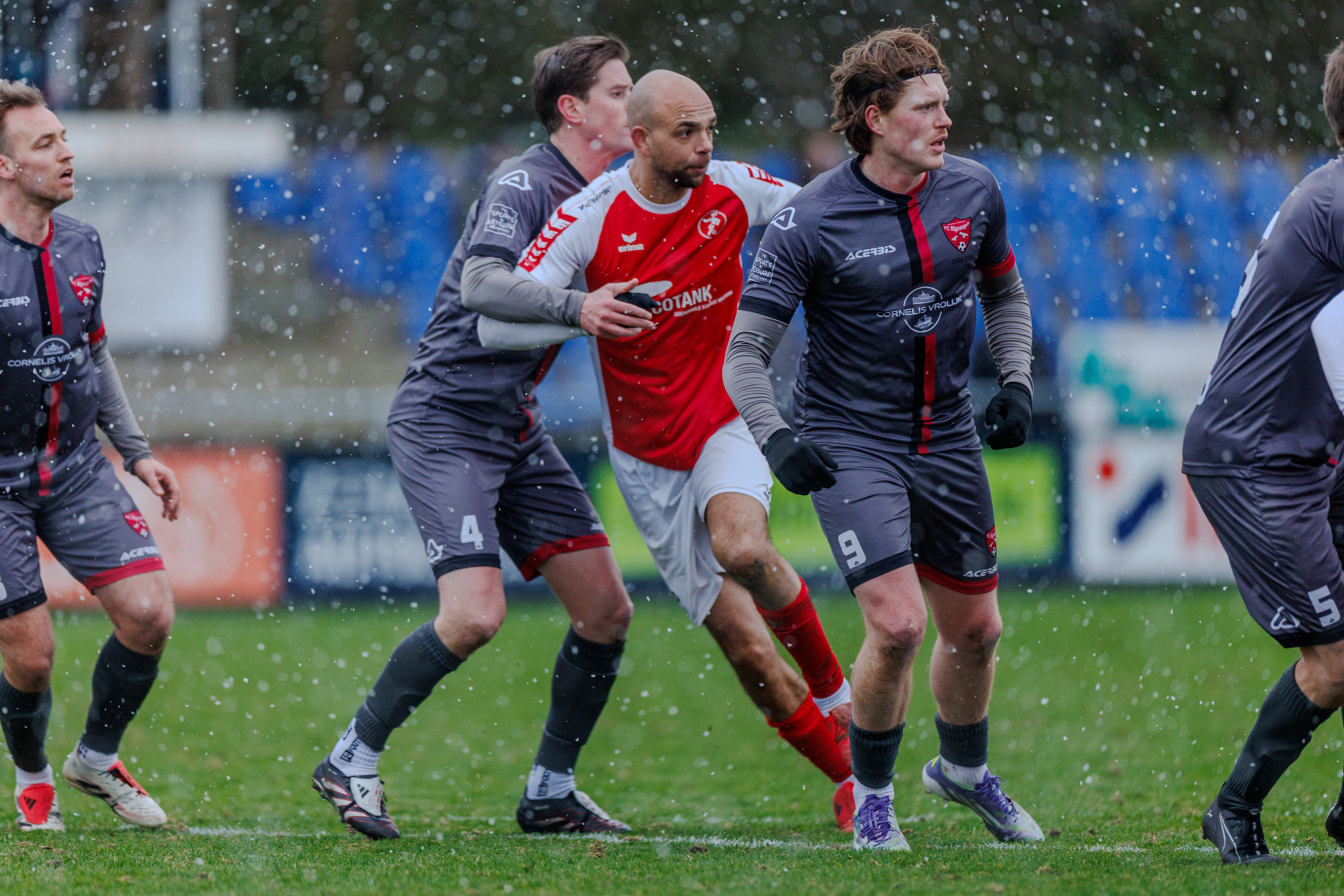 Duel GOES na 49 minuten gestaakt; 'Onmogelijk verder spelen met dit pak sneeuw'