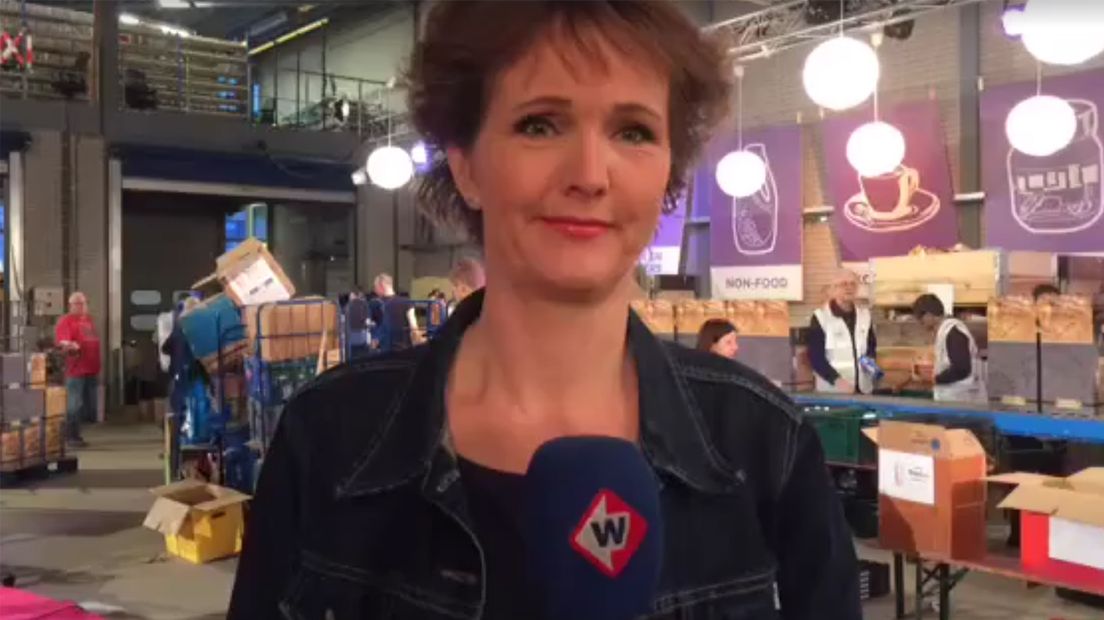 Martine Boerkamp tijdens de Facebooklivestream vanuit de Voedselbankloods