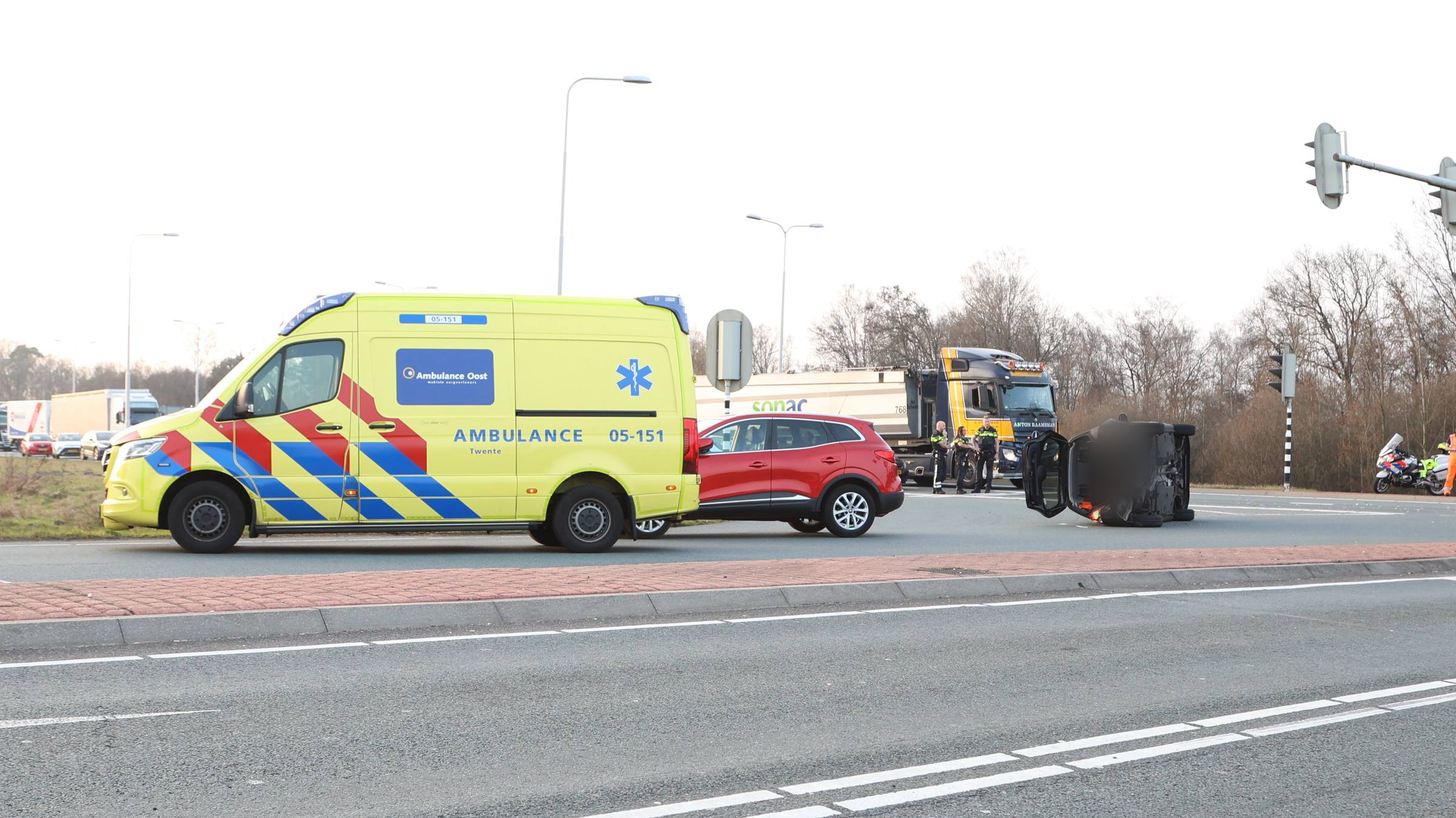 Auto kantelt bij aanrijding op N35 in Nijverdal.
