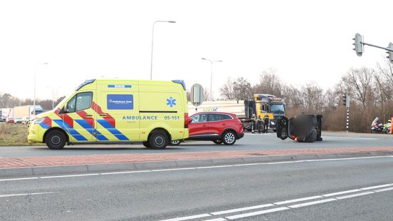 Auto kantelt bij aanrijding op N35 in Nijverdal. Auto kantelt bij aanrijding op N35 in Nijverdal.