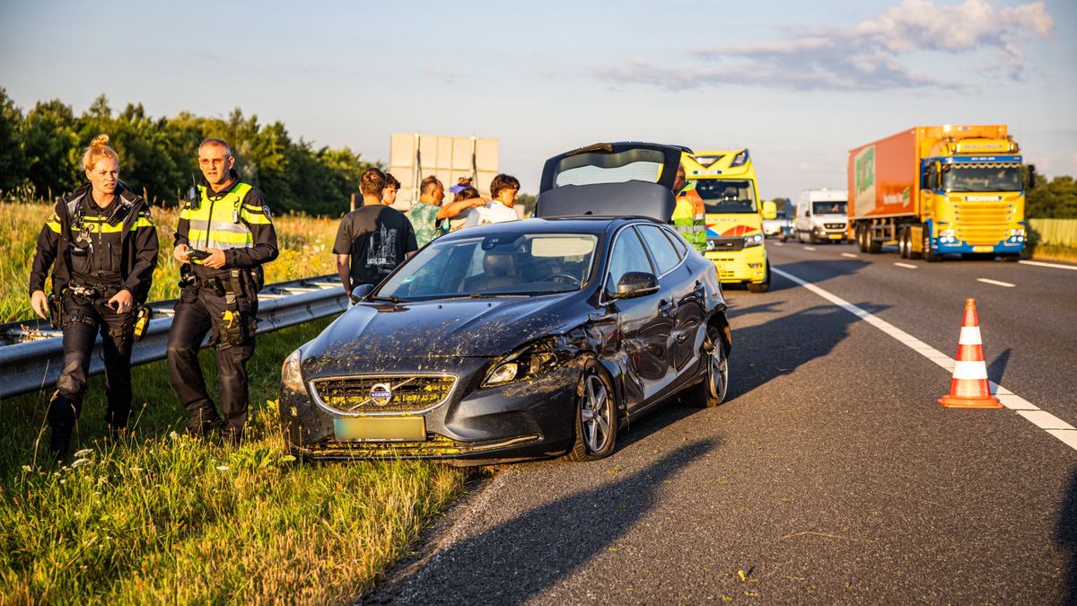 Auto rijdt tegen vangrail aan op de A6 bij Haskerhorne