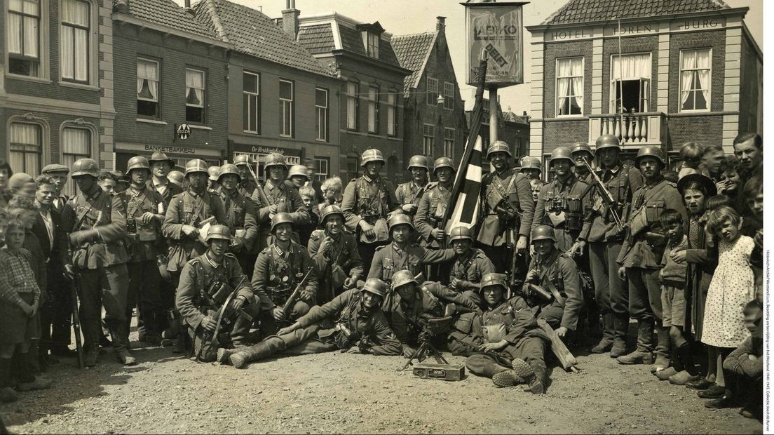 De Duitse soldaten en Naaldwijkse kinderen op 15 mei 1940 in Naaldwijk