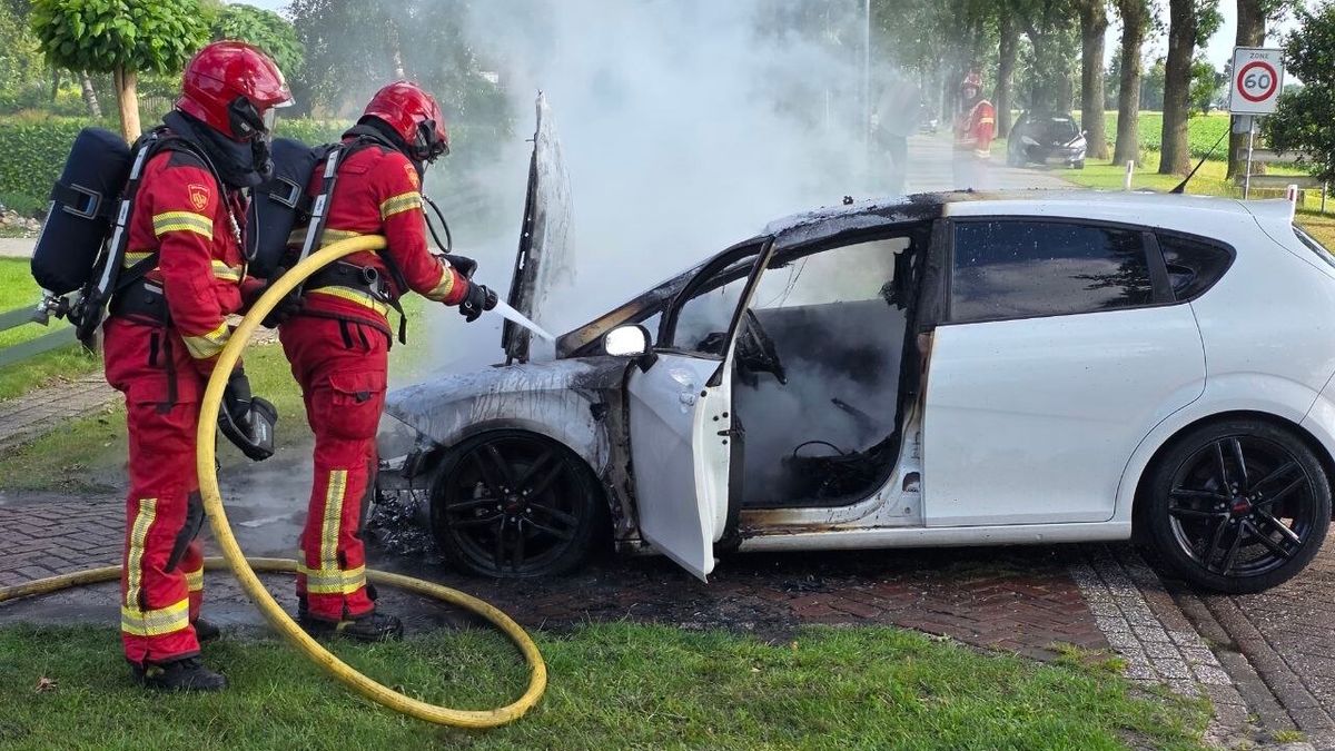 Auto vat vlam tijdens het rijden in Gasselternijveenschemond
