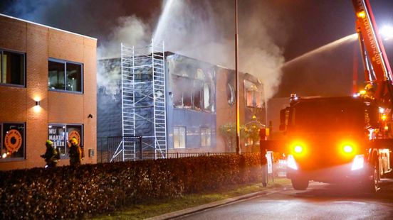 ZIEN | Zeer grote brand legt bedrijf Beneden-Leeuwen in de as
