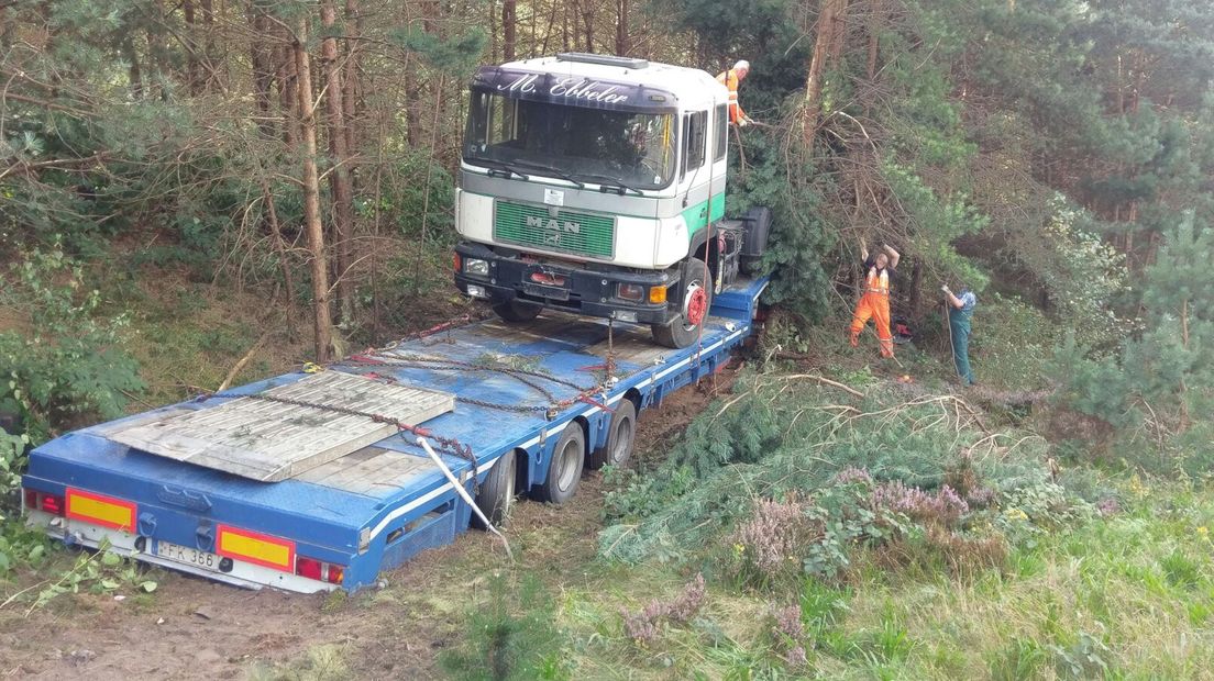 Bij het ongeval op de A12 tussen de knooppunten Grijsoord en Waterberg is vanochtend een 78-jarige automobilist uit Maren-Kessel om het leven gekomen. Zijn 73-jarige vrouw raakte lichtgewond. Dat meldt de politie. In de file, die ontstond door het ongeval, ging een auto in brand, waardoor er tussen Duiven en Arnhem een lange file is ontstaan. Inmiddels zijn in beide richtingen weer twee rijstroken open.