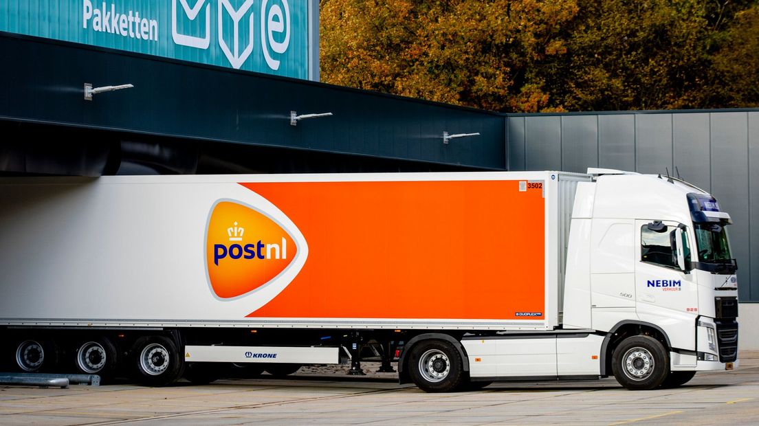 Een vrachtwagen van PostNL bij een sorteercentrum
