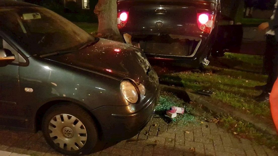 Auto ramt andere auto en vliegt over de kop in Hengelo