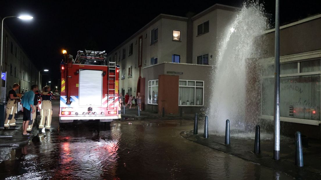 Brandkraan opengedraaid in Pluvierstraat