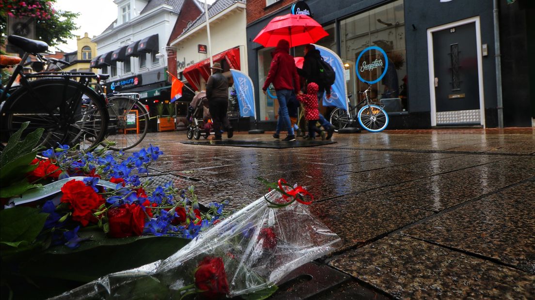 Bloemen bij de plek waar afgelopen weekend een mishandeling met dodelijke afloop plaats vond