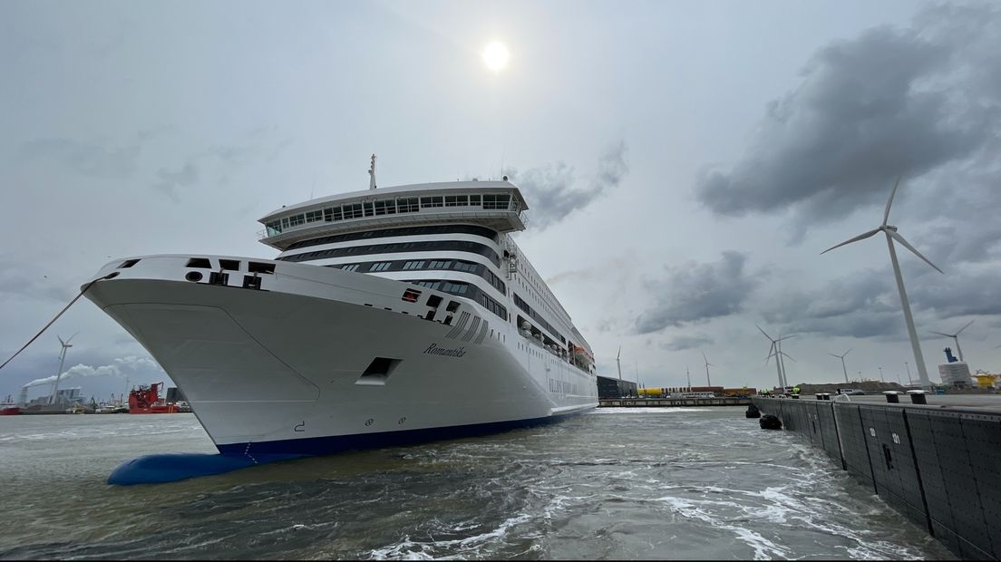 De MS Romantika arriveert voor het eerst in de Eemshaven