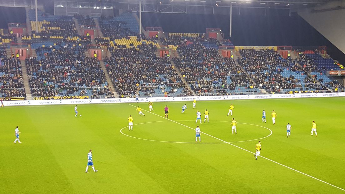 Vitesse heeft zichzelf zaterdagavond weer wat lucht verschaft. Voor het eerst in zeven wedstrijden wisten de Arnhemmers weer eens te winnen. Het werd 3-1 tegen PEC Zwolle. Met hoofdrollen voor zowel de teruggekeerde Maikel van der Werff, een scorende Zhang en een uitblinkende Rashica.