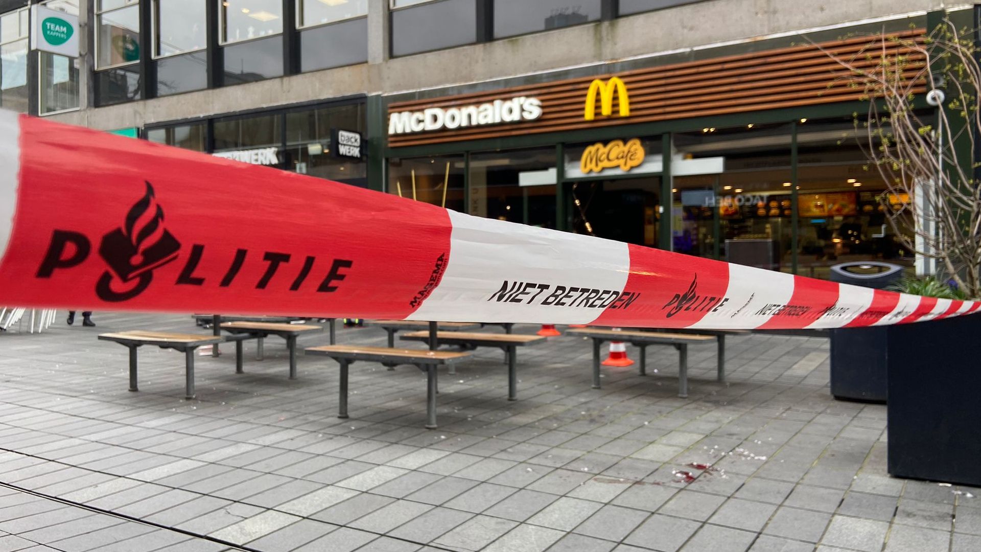 Man (22) werd in drukke winkelstraat met kapmes doodgestoken, mogelijk om zijn dure donsjas