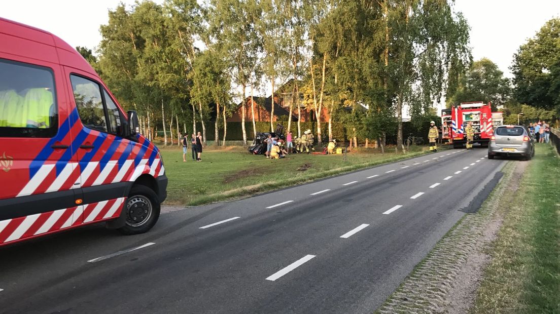 Bij een verkeersongeval op de Garderbroekerweg bij Kootwijkerbroek zijn maandagavond drie mensen gewond geraakt.