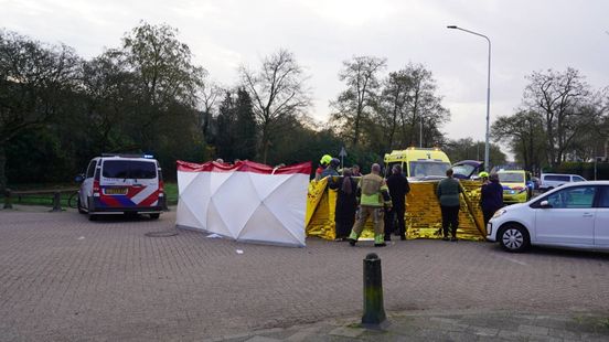 Fietser komt onder een auto en wordt met spoed naar ziekenhuis gebracht