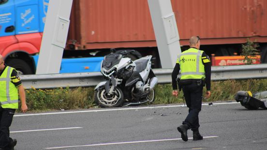 Het is weer raak: verkeersinfarct rond Rotterdam na ongeluk met motor op A15. Het is weer raak: verkeersinfarct rond Rotterdam na ongeluk met motor op A15.