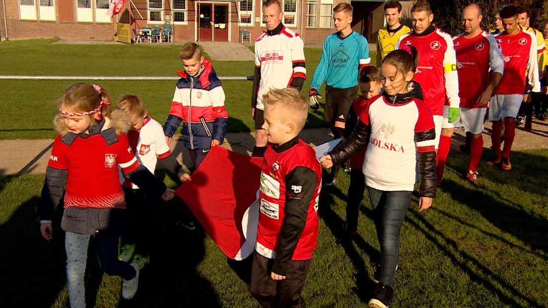 Poolse onafhankelijkheid gevierd op het voetbalveld in Kwadendamme