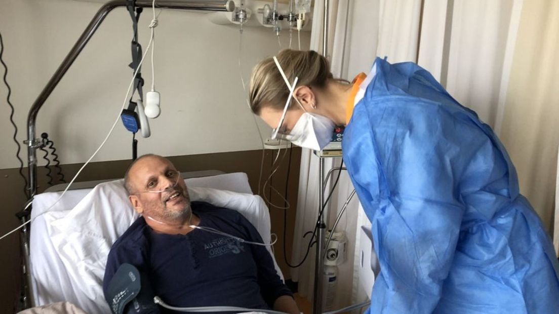Larbi Amrani wordt verzorgd door verpleegkundige Ruth