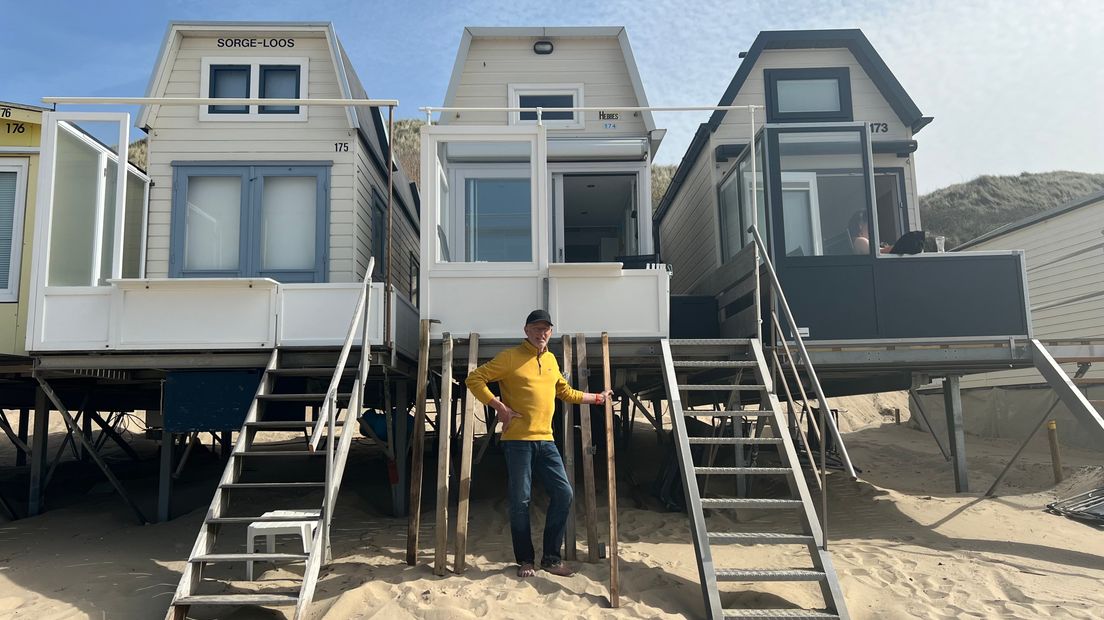 Alex bij zijn strandhuisje