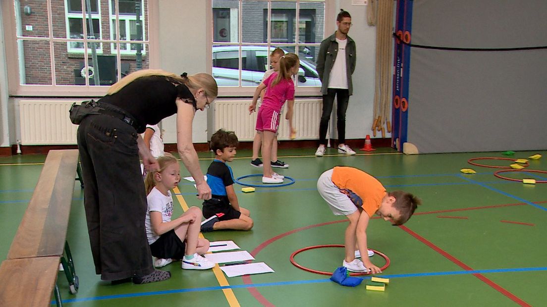 Leerlingen van de Frans Naereboutschool in Vlissingen leren rekenen tijdens de gymles