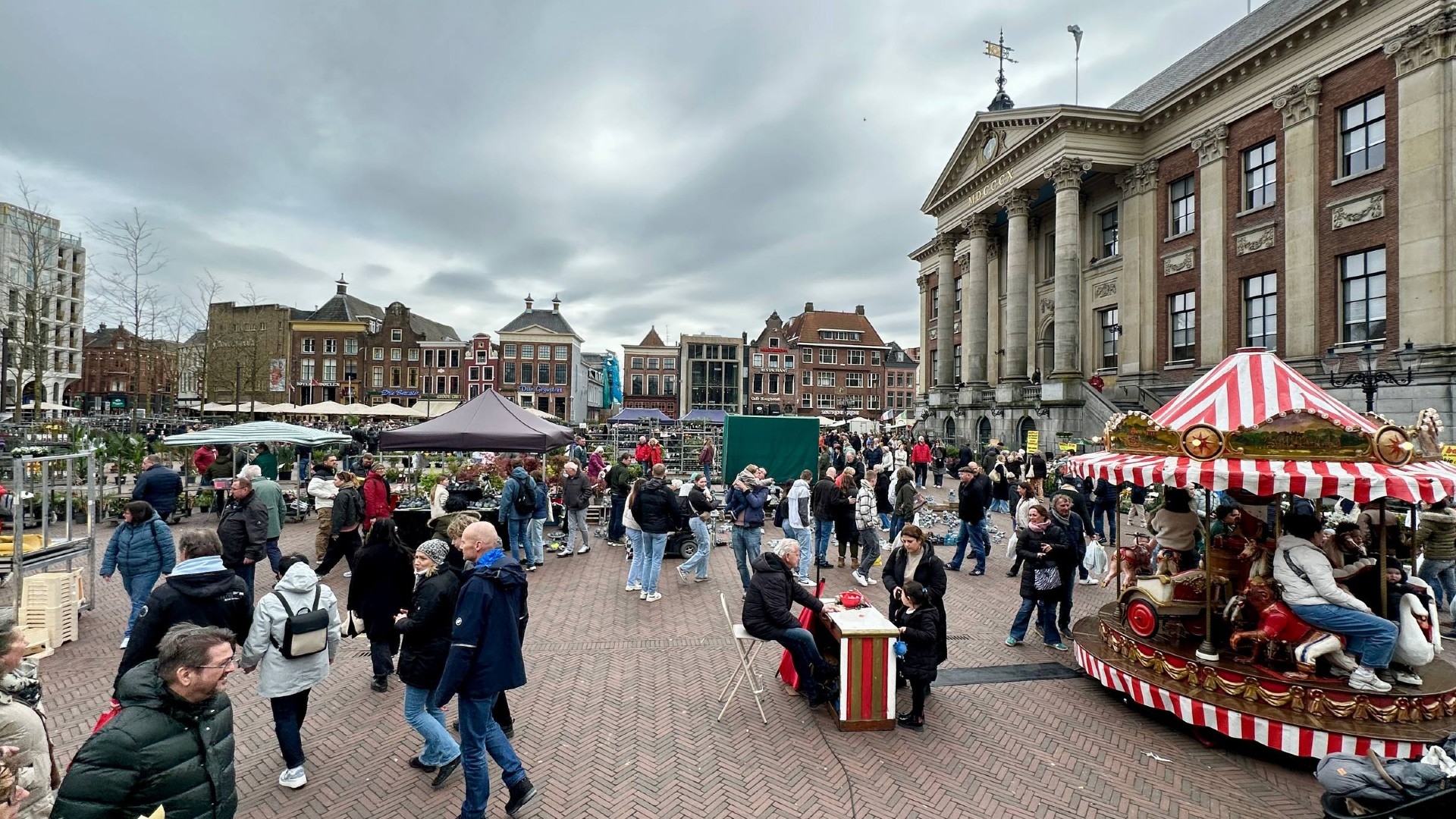 Bloemetjesmarkt in hartje Stad, je kunt er weer over de hoofden lopen