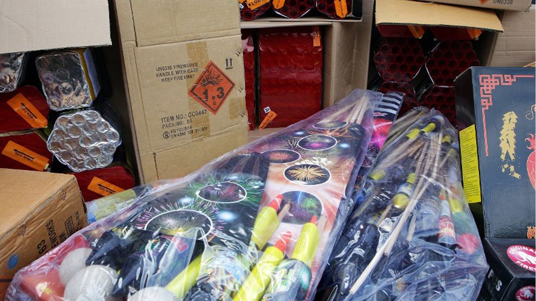 Het aangetroffen vuurwerk in de woning in Leidschendam.