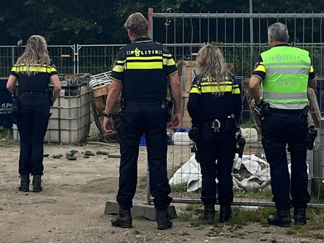 Op een parkeerterrein in Oud-Beijerland is mogelijk drugsafval gedumpt.