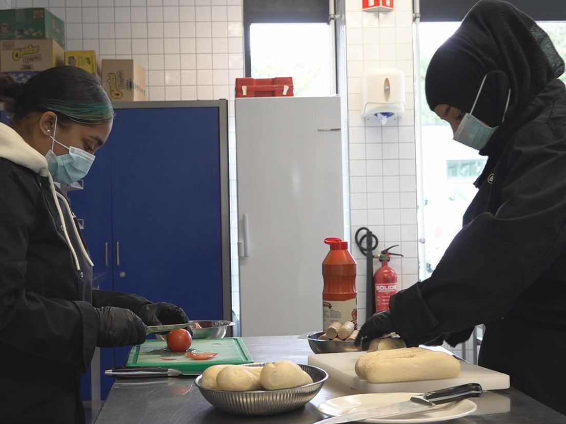 Praktijkles horeca op Accent College in Rotterdam-Delfshaven