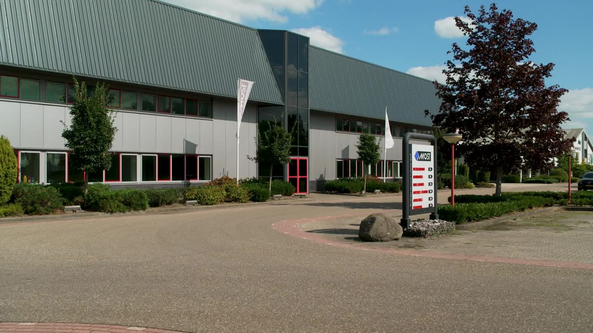 Potentiële kopers bekijken het bedrijventerrein in Schuinesloot van Hennie van der Most