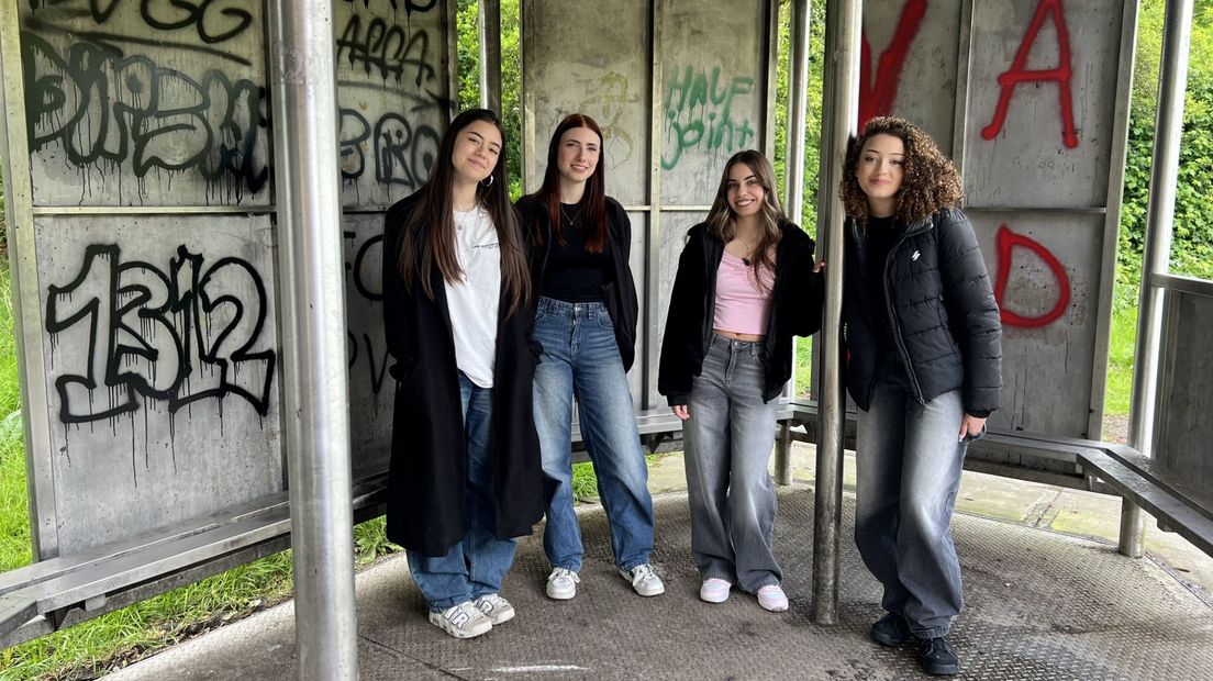 Tienermeiden Giulietta, Jessie, Alexia en Iris werken mee aan het project.