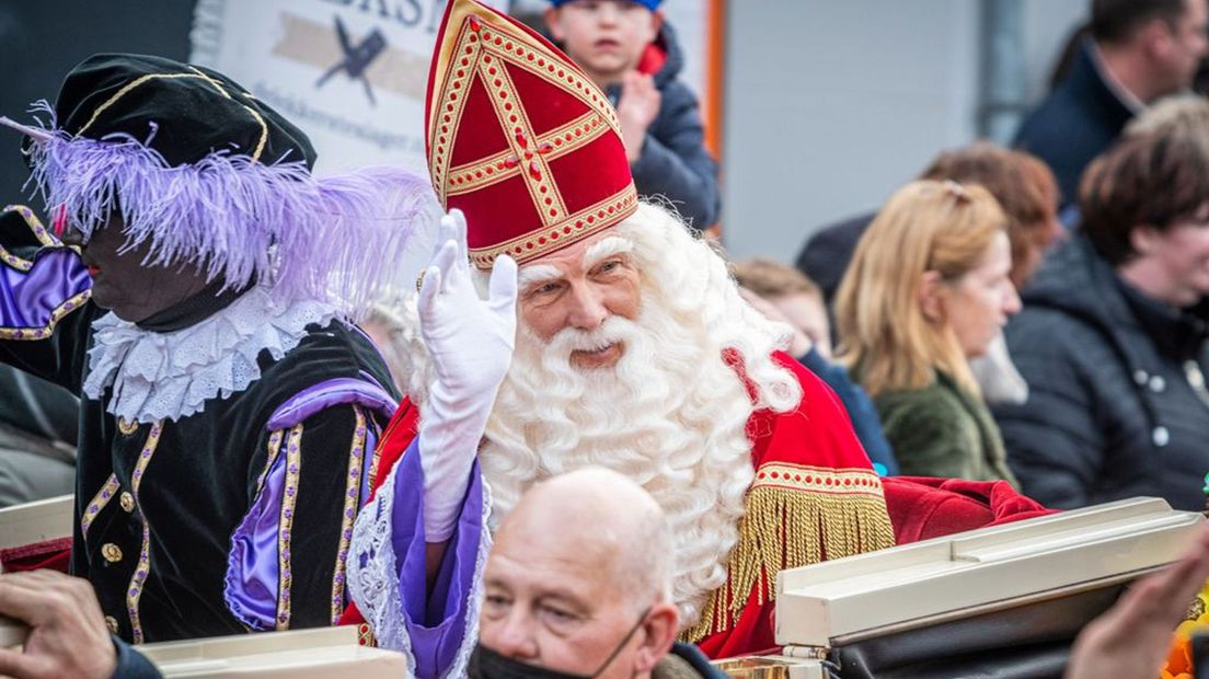 Sinterklaas maakt een rijtoer door een stad.