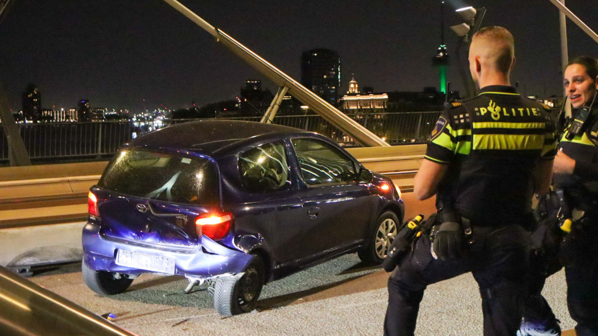 Nadat een auto met pech zonder bestuurder stil stond, knalde een ander voertuig tegen de achterkant aan.