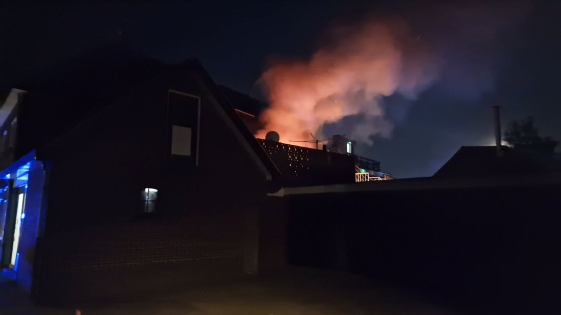 De vlammen sloegen uit de woning