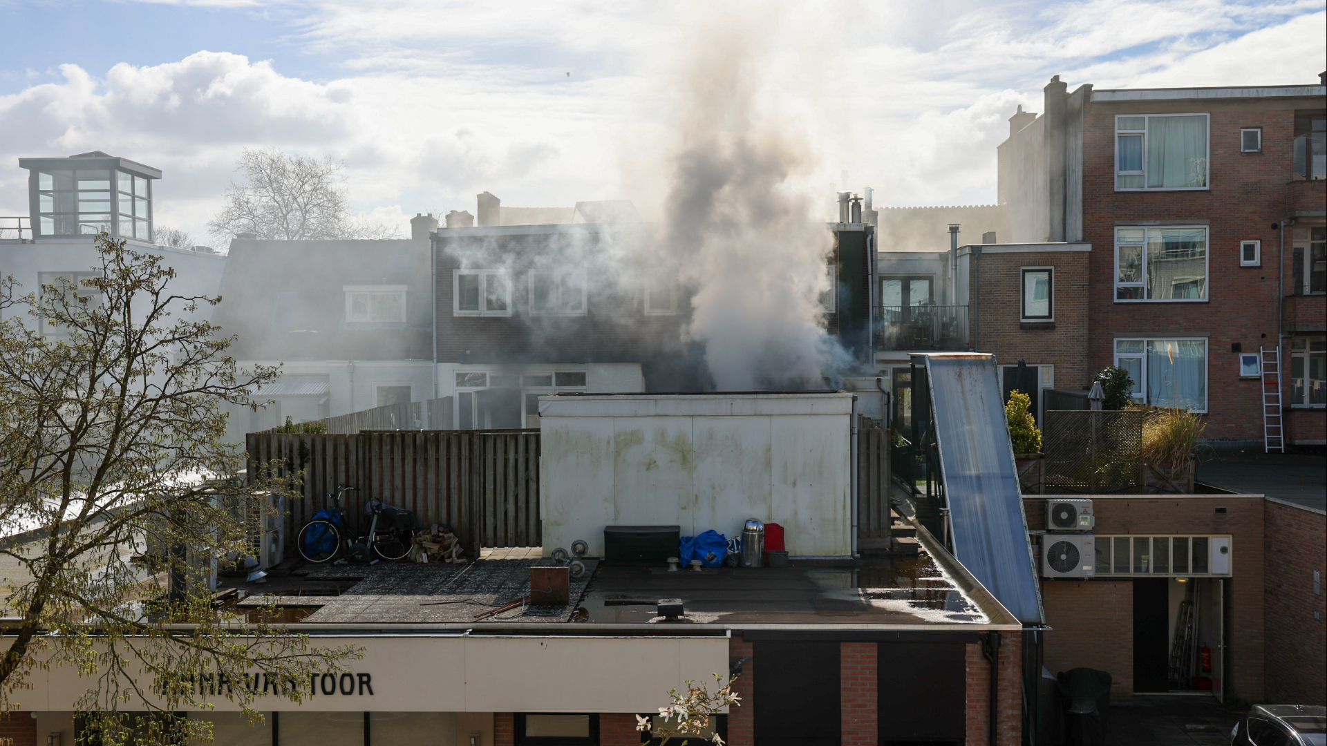 Brand in winkelstraat Zeist geblust, schade in woning en onderliggende winkel groot