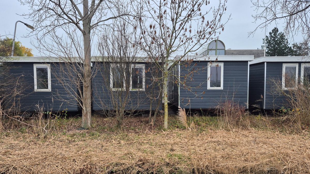 Compleet ingerichte chalets verkrotten achter hekwerk: 'Supertriest'