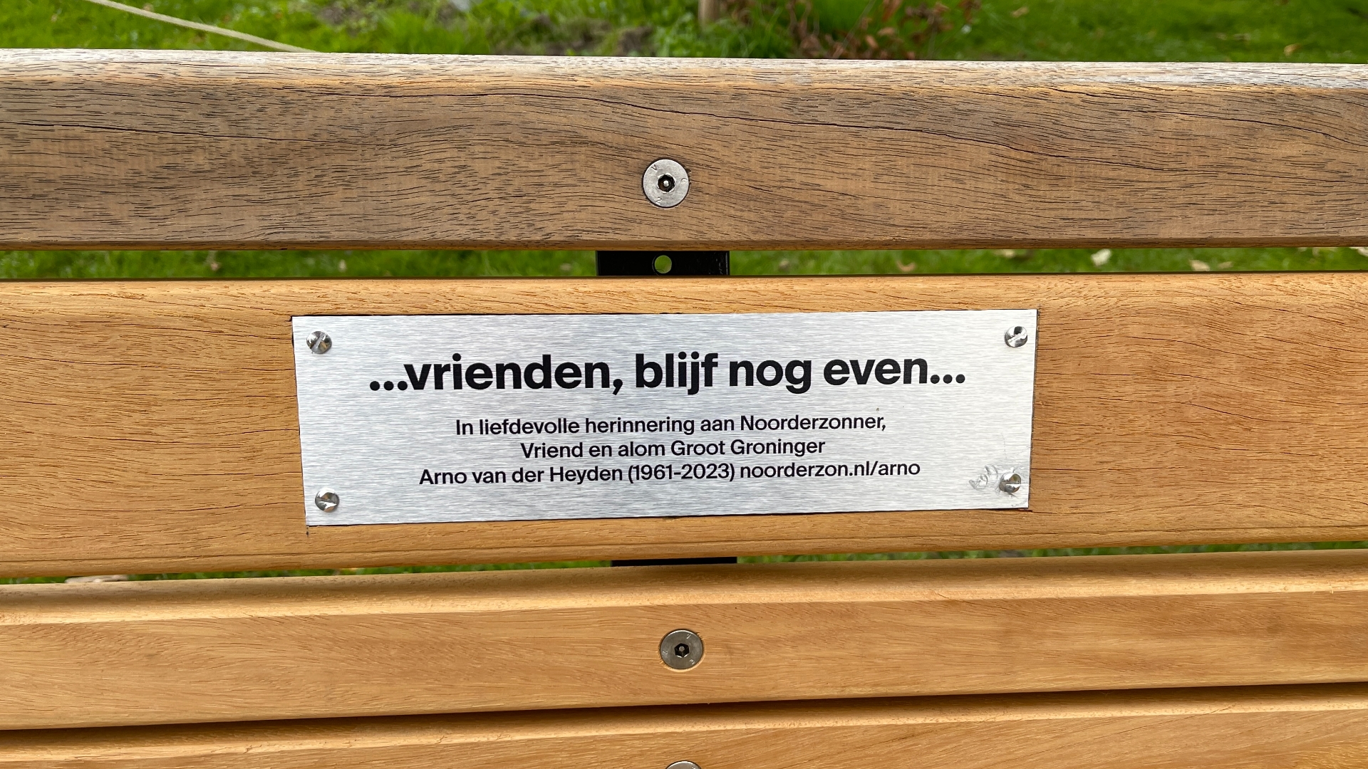 Bankje in Noorderplantsoen ter nagedachtenis aan Arno van der Heyden