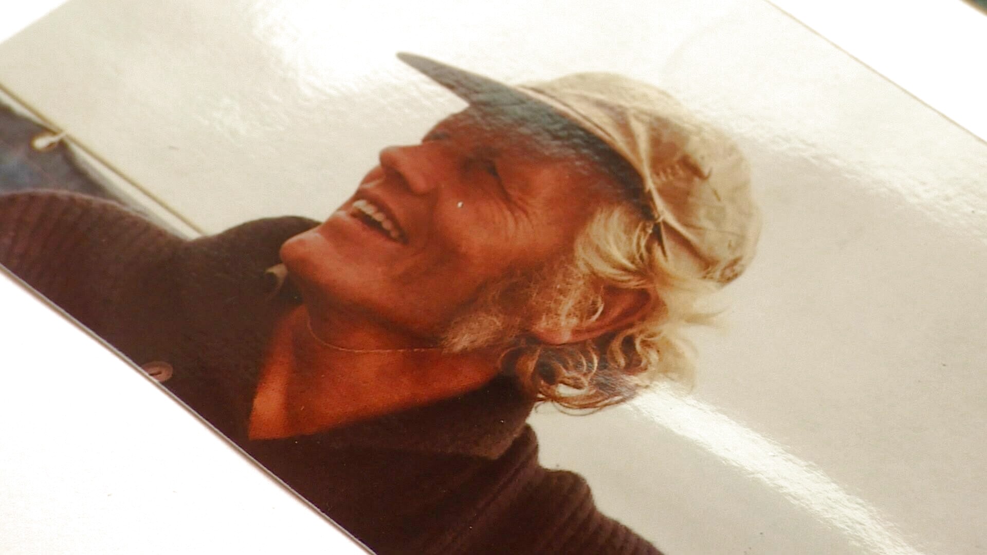 Adriaan Koek, de heit fan Peter, yn in fotoalbum