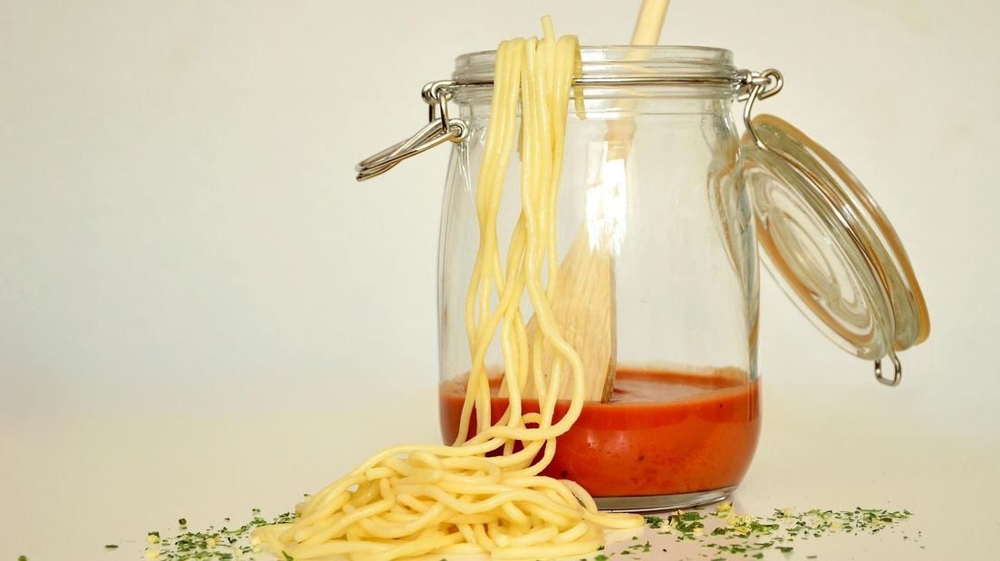 Politie zoekt persoon die pot pastasaus uit raam gooit in Zwolle